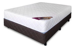 Sommier y colchón de 2 plazas modelo Roma. El colchón es con tapizado acolchado en diseño de rombos y lleva una etiqueta con el nombre del modelo. La base sommier es de color marrón oscuro, también tapizada con un patrón de rombos, y cuenta con patas de soporte